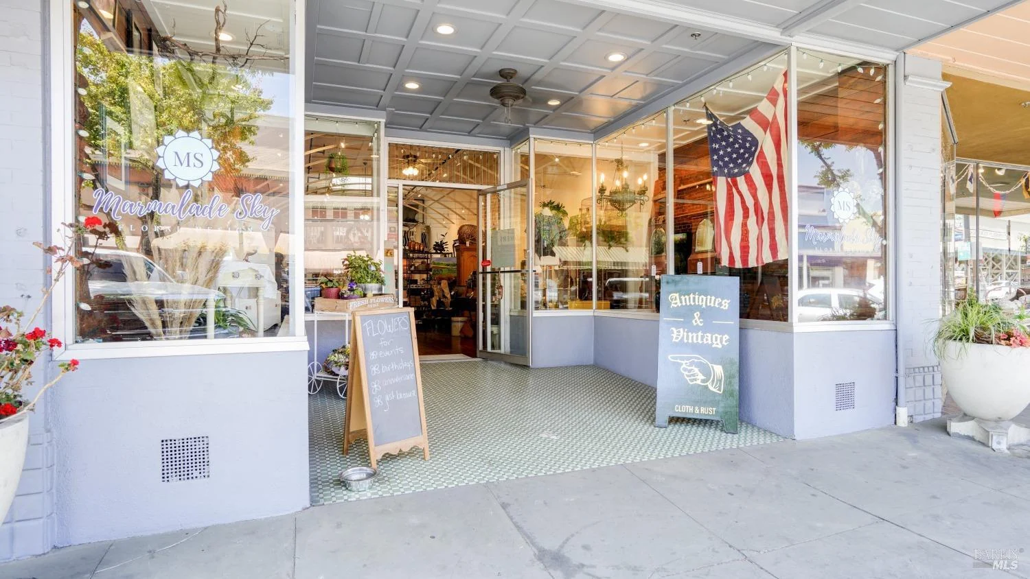 Storefront entrance at 127 Kentucky Street